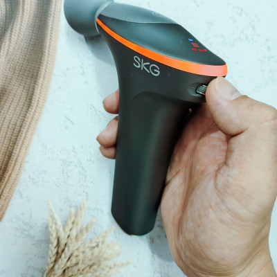 Súng massage SKG F7 với 5 chế độ Mát-xa và 3 chế độ Chườm nóng Giúp Nhanh Chóng làm Giãn cơ, giảm Stress,tăng Phục Hồi