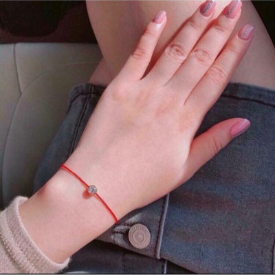Vòng tay chỉ đỏ kim vàng - may mắn.