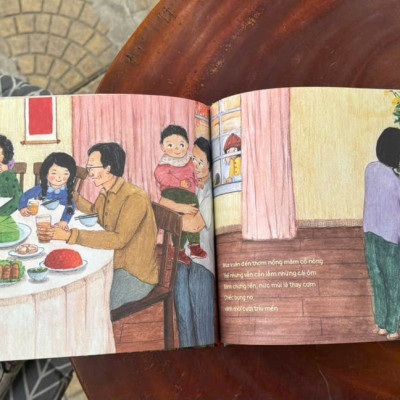  (Bìa cứng – In màu) XUÂN MỜI MẶT ĐẤT NỞ HOA - Mía Studio – Quỳnh Hương (Hũ) – Slowbooks