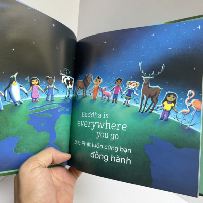 [Bìa cứng, in màu toàn bộ] [Tủ sách hạt mầm tâm bụt, sách song ngữ Anh - Việt] ĐỨC PHẬT Ở ĐÂU? - Marisa Aragón Ware - Kiều Anh Tú dịch - Mochi Books - NXB Lao Động.