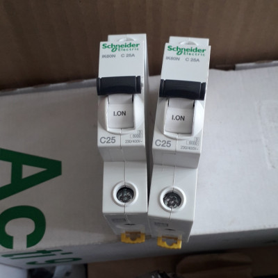 | CHÍNH HÃNG | Aptomat MCB A9K27125 Schneider 1P 25A