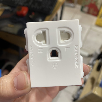 Ổ cắm đơn 3 chấu Panasonic WEV1181SW Wide có màng che, cắm nhanh - Hàng chính hãng