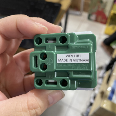 Ổ cắm đơn 3 chấu Panasonic WEV1181SW Wide có màng che, cắm nhanh - Hàng chính hãng