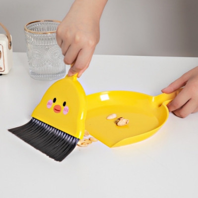 Bộ chổi quét bụi bàn thờ mini đa năng kèm ky hốt rác có lỗ treo lên ,lông chổi làm bằng sợi cước nhựa mềm , được kết dày giúp làm sạch bụi bẩn nhanh chóng ,dễ dàng gom bụi ở những khe nhỏ phù hợp cho mọi nơi trong nhà , vô cùng tiện lợi