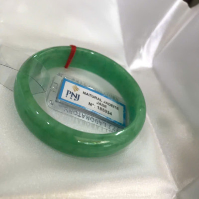 Vòng Tay Nữ Đá Ngọc Cẩm Thạch Tự Nhiên Bản Hẹ Sịn Đậu Lý Sao Ni 48mm Cao 12mm Dầy 6mm đã kiểm định kèm giấy chứng nhận P No 185034 Màu Xanh ngọc lý tươi bóng đều đẹp nữ tay nhỏ 35kg - 48kg ạ 
