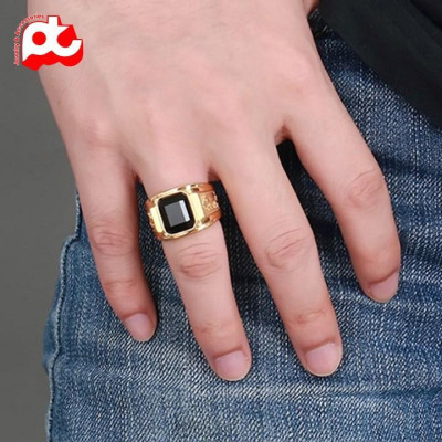 Nhẫn nam titan cao cấp thời trang chạm rồng 2 bên trangsucpt đá đen mạ vàng thép không gỉ PTNNA254