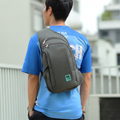 Ba lô một quai Mikkor The Levi Sling màu Tan, thời trang bảo hành 5 năm.