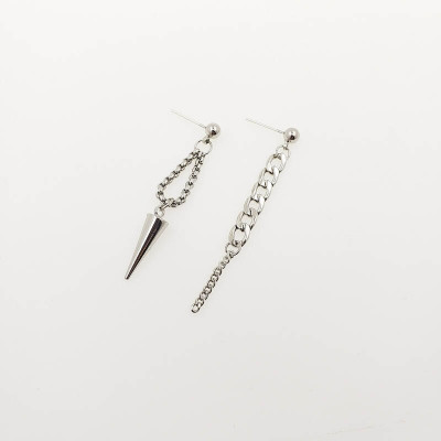 Đôi bông tai thiết kế lệch phong cách hiphop lạ mắt