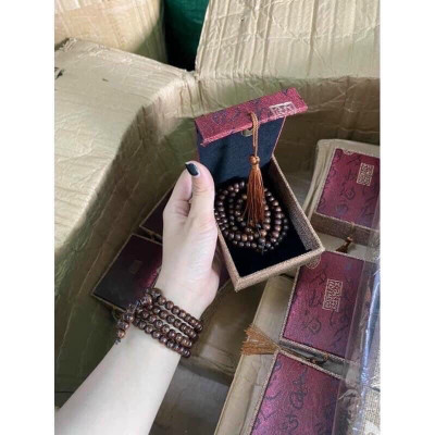 Vòng đeo tay trầm hương 108 hạt cho nam và nữ kèm lá bồ đề , trang sức phong thủy có hộp đựng bằng gấm cao cấp ,thu hút vận khí , tài lộc , may mắn đem đến sự bình an  ,giúp tinh thần sảng khoái , minh mẫn hơn có thể làm quà tặng rất ý nghĩa 