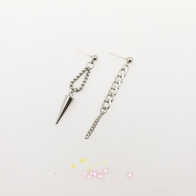 Đôi bông tai thiết kế lệch phong cách hiphop lạ mắt