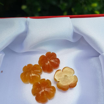 Mặt Bông Hoa cỏ 4 lá màu vàng cam nữ phối vòng tay,làm mặt nhẫn Chất liệu đá cẩm thạch size hạt 14mm x dầy 6mm Nữ về phối với vòng tay của mình đeo hay làm mặt nhẫn mặt dây chuyền đeo xinh ạ