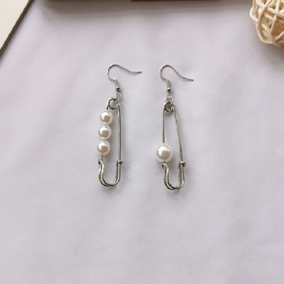 Đôi bông tai cách điệu lạ mắt nổi bật