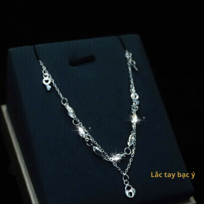 Lắc chân bạc Ý với thiết kế dạng chuỗi kép, điểm nổi bật là có nhiều mặt charm nhỏ rủ xuống, hình chiếc lá nhỏ được làm từ bạc trơn bóng. Các charm lá được phân bố đều trên chuỗi, phong cách cá tính, năng động - LM132.1