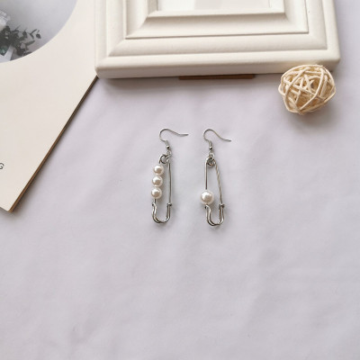 Đôi bông tai cách điệu lạ mắt nổi bật