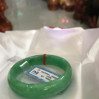 Vòng Tay Nữ Đá Ngọc Cẩm Thạch Tự Nhiên Bản Hẹ Sịn Đậu Lý Sao Ni 48mm Cao 12mm Dầy 6mm đã kiểm định kèm giấy chứng nhận P No 185034 Màu Xanh ngọc lý tươi bóng đều đẹp nữ tay nhỏ 35kg - 48kg ạ 