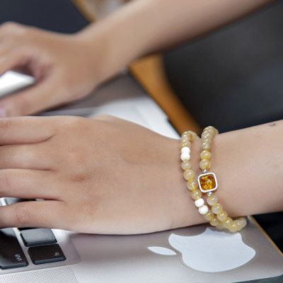 Vòng tay phong thủy Thạch anh tóc vàng mix hổ phách thiên nhiên mạng Thổ - Kim VT071