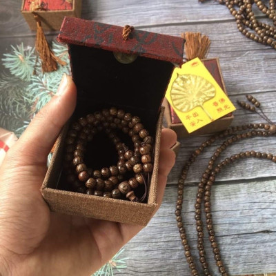 Vòng đeo tay trầm hương 108 hạt cho nam và nữ kèm lá bồ đề , trang sức phong thủy có hộp đựng bằng gấm cao cấp ,thu hút vận khí , tài lộc , may mắn đem đến sự bình an  ,giúp tinh thần sảng khoái , minh mẫn hơn có thể làm quà tặng rất ý nghĩa 