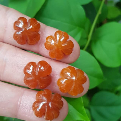 Mặt Bông Hoa cỏ 4 lá màu cam đậm nữ phối vòng tay,làm mặt nhẫn Chất liệu đá cẩm thạch size hạt 15mm x dầy 6mm Nữ về phối với vòng tay của mình đeo hay làm mặt nhẫn mặt dây chuyền đeo xinh ạ