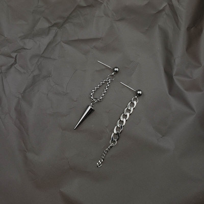 Đôi bông tai thiết kế lệch phong cách hiphop lạ mắt