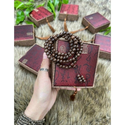 Vòng đeo tay trầm hương 108 hạt cho nam và nữ kèm lá bồ đề , trang sức phong thủy có hộp đựng bằng gấm cao cấp ,thu hút vận khí , tài lộc , may mắn đem đến sự bình an  ,giúp tinh thần sảng khoái , minh mẫn hơn có thể làm quà tặng rất ý nghĩa 