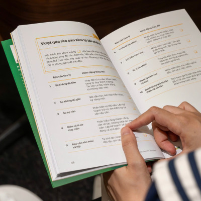 Sách RIO Book - Bình An Tài Chính - Hành trình làm chủ cảm xúc và các quyết định về tiền