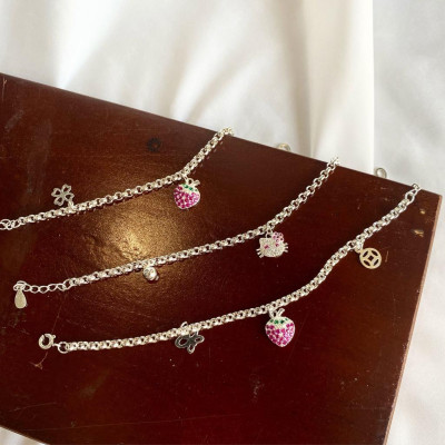 Lắc tay trẻ em dây mo treo 2 bi và kitty dâu tây đáng yêu Dế Bạc - LE4557