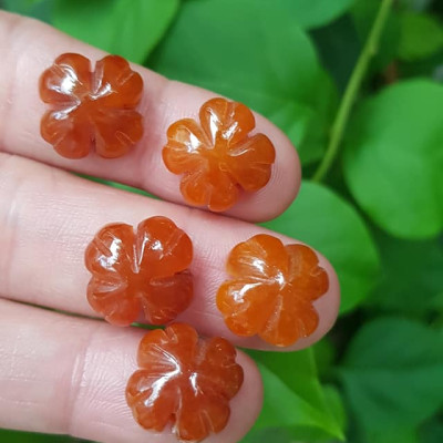 Mặt Bông Hoa cỏ 4 lá màu cam đậm nữ phối vòng tay,làm mặt nhẫn Chất liệu đá cẩm thạch size hạt 15mm x dầy 6mm Nữ về phối với vòng tay của mình đeo hay làm mặt nhẫn mặt dây chuyền đeo xinh ạ