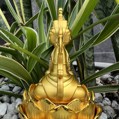 Tượng Phật Bà trang trí trong xe ô tô 