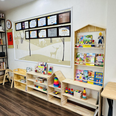 Giá sách cho bé, giá để sách treo tường hình ngôi nhà bằng Gỗ, trang trí phòng trẻ em