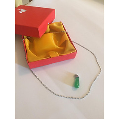 Set Mặt dây chuyền Lục Ngọc Malaysia cao 2cm Hình Giọt nước rơi - Dây chuyền hợp kim mạ Titanium không rỉ không bay màu dài 45 cm và hộp đựng cung hỷ, Thiết kế đơn giản.
