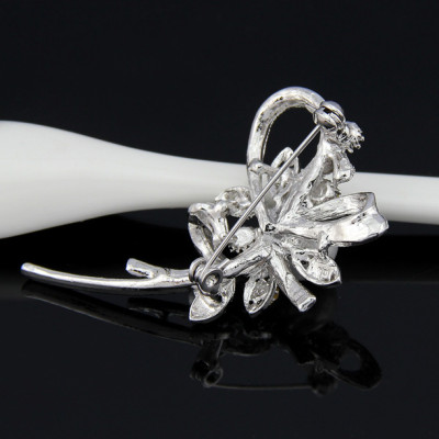 Cài áo hoa lá ngọc trai đính đá cách điệu