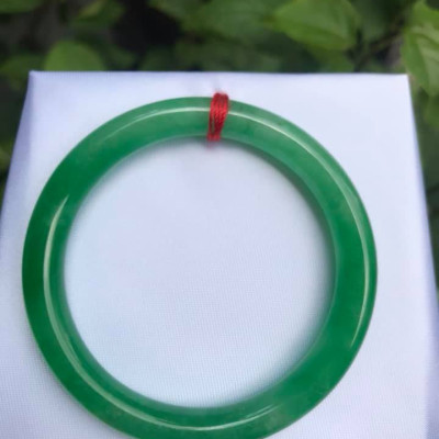 Vòng Tay Đá Cẩm Thạch LÝ KẾT MỚI 48MM MÀU XANH LÁ TƯƠI BÓNG  NỮ 35KG-50KG MẠNG MỘC HỎA