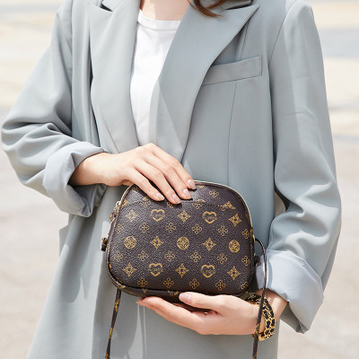 Túi  xách nữ họa tiết vải da cao cấp ,chống thấm nước ,trẻ trung cá tính ,phù hợp mọi độ tuổi có thể đeo nhiều kiểu dáng , dễ dàng phối với các loại trang phục khác nhau ,là phụ kiện  thời trang  của phái đẹp