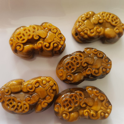 Tỳ Hưu Đá Mắt Hổ Vàng Nâu Tự Nhiên To Phối Vòng Tay Nam  Kích thước tỳ hưu dài 35mm x ngang 20mm  Phối vòng tay nam size 14ly, 16ly và 18ly ạ