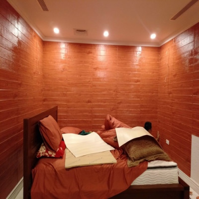 Bộ 5 Tấm Xốp Dán Tường Vân Gỗ Nâu Đỏ Cách Âm, Chống Va Đập, Bền Đẹp, Sang Trọng 