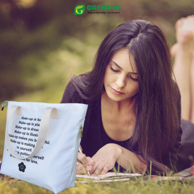 Túi Tote Nữ Grepaco Xách Vải Bố Canvas Cao Cấp In Chữ Đẹp Đeo Chéo Vai Có Khóa Kéo Nhiều Ngăn Dùng Đi Học, Làm Công Sở, Du Lịch Phong Cách Thời Trang Hàn Quốc - Tặng Túi Đựng Mỹ Phẩm