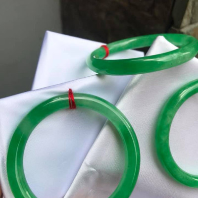 Vòng Tay Đá Cẩm Thạch LÝ KẾT MỚI 48MM MÀU XANH LÁ TƯƠI BÓNG  NỮ 35KG-50KG MẠNG MỘC HỎA