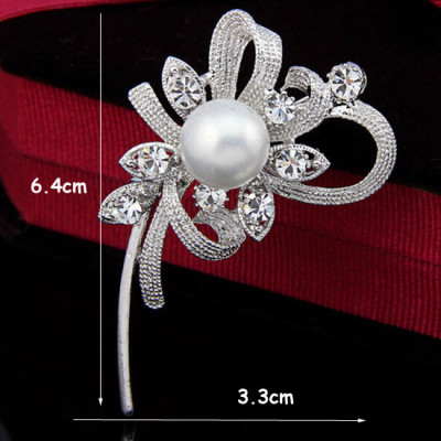 Cài áo hoa lá ngọc trai đính đá cách điệu