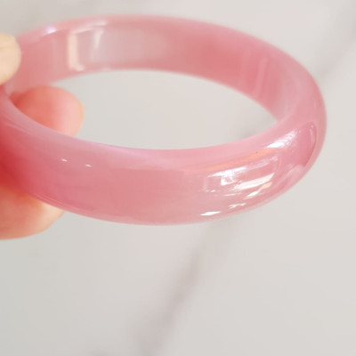 Vòng tay nữ đá mắt mèo hồng bản hẹ mới Ni 53mm x cao 13mm x dầy 7mm nữ 50kg - 57kg đeo màu hồng hồng nhẹ xinh tươi đẹp rẻ lắm chuẩn hợp nữ mệnh hỏa mệnh thổ ạ