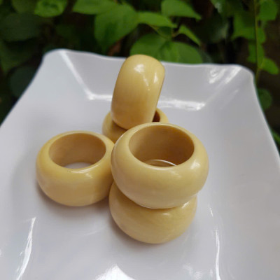 Nhẫn Nam Giả Ngà hay Xương Mỹ Nghệ màu trắng Ni 20mm Cao 16mm Dầy 5mm Dành Cho Các Anh Nam đeo nhẫn ngón tay cái hay bất kỳ ngón tay nào ni lọt vừa tay là 20mm rẻ vẫn đẹp như thường ạ