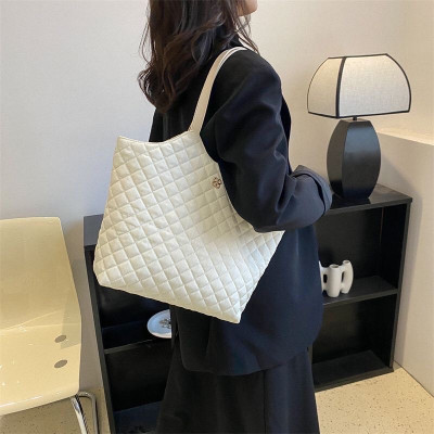 Túi  thời trang công sở , có thể kẹp nách hoặc đeo vai ,có nút đính kim loại đựng được nhiều đồ cá nhân ,mỹ phẩm vô cùng tiện lợi  