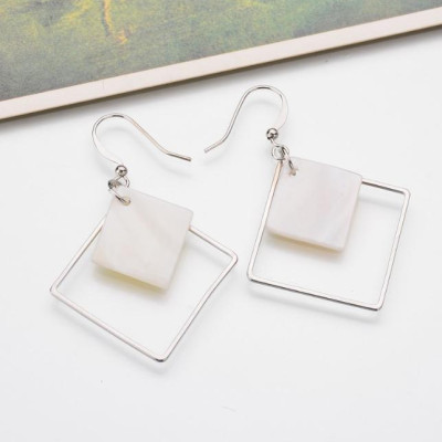 Khuyên tai hình vuông BT113 cá tính (Vân ngọc mầu ngẫu nhiên)