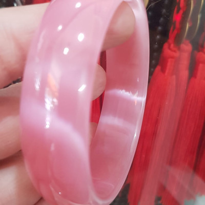 Vòng tay nữ đá mắt mèo Bản Hẹ Trắng mới Ni 60mm x Cao 18mm x Dầy 7mm Màu hồng tươi bóng sáng đẹp hợp Nữ mệnh hoả mệnh thổ Nữ 56kg - 65kg đeo ạ