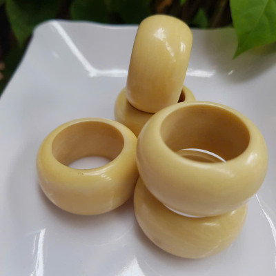 Nhẫn Nam Giả Ngà hay Xương Mỹ Nghệ màu trắng Ni 20mm Cao 16mm Dầy 5mm Dành Cho Các Anh Nam đeo nhẫn ngón tay cái hay bất kỳ ngón tay nào ni lọt vừa tay là 20mm rẻ vẫn đẹp như thường ạ