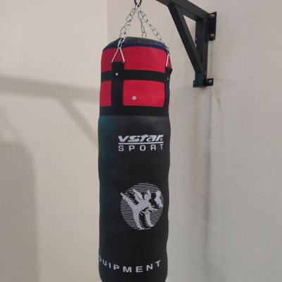 Bao đấm thể thao nhồi vải vụn kèm xích treo, kích thước 80cm đường kính 25cm phù hợp sử dụng để tập võ thuật hay tập thể lực tại nhà