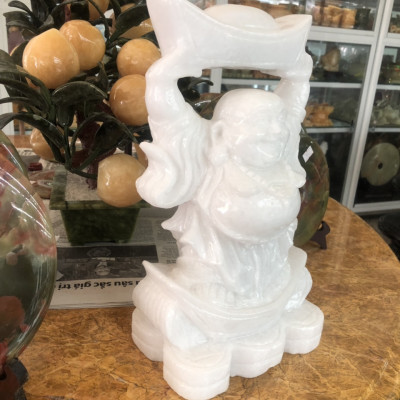 Tượng Phật Di Lặc đứng đỡ thỏi ngân lượng đá trắng - Cao 30 cm
