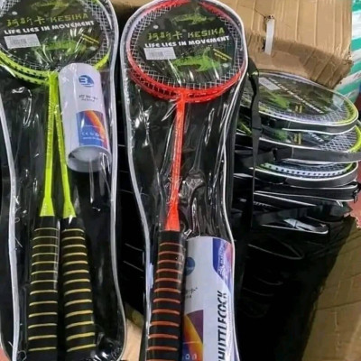 Set  2  cây vợt cầu lông chơi thể thao , hợp kim nhôm , kèm túi đựng ,  tặng 3 quả cầu ,tay cầm được làm bằng gỗ , lót ngoài đệm mút  chắc tay  ,giúp cầm nắm vợt được chắc chắn , dễ dàng