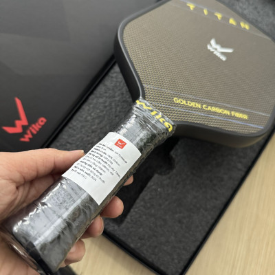Vợt Wi-ka Titan chơi Pickleball siêu bền, kiểm soát bóng tốt với mặt vợt bằng TITANIUM VÀNG - Chính hãng