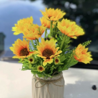 Hoa hướng dương, bình hoa cắm sẵn và chậu hàng rào hoa giả trang trí