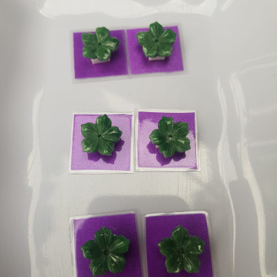 Đôi bông tai Bông Hoa Mai 5 Cánh đều đẹp Đá Ngọc Cẩm Thạch Xanh Ngọc Đều tự nhiên Size 13mm x dầy 3mm Nữ bọc vàng đeo rất đẹp sang ạ